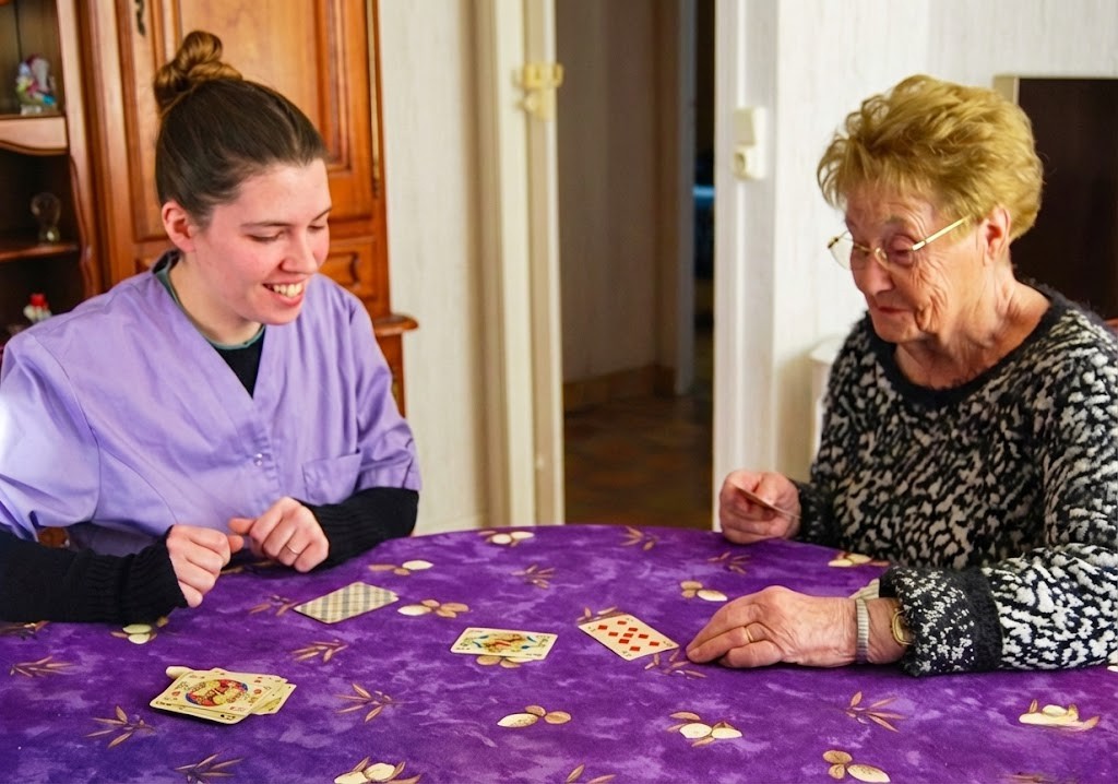 Aide-soignante et personne &acirc;g&eacute;e